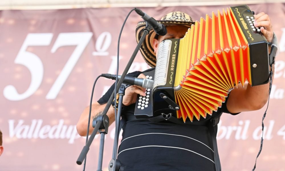 Honestamente al rey Vallenato Omar Gels - Extra