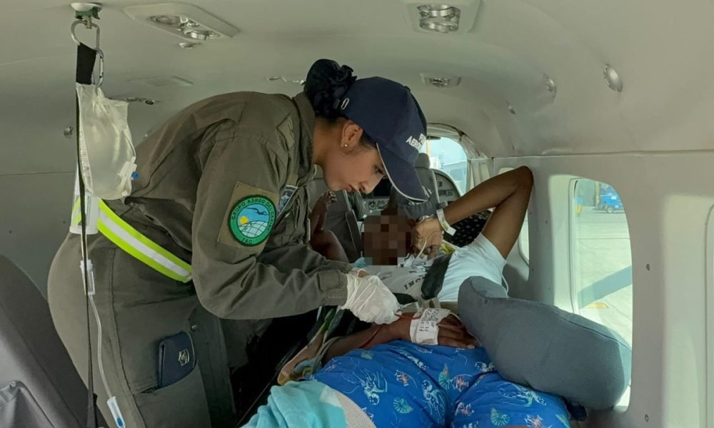 Trasladan en avión medicalizado a joven de 21 años desde Providencia