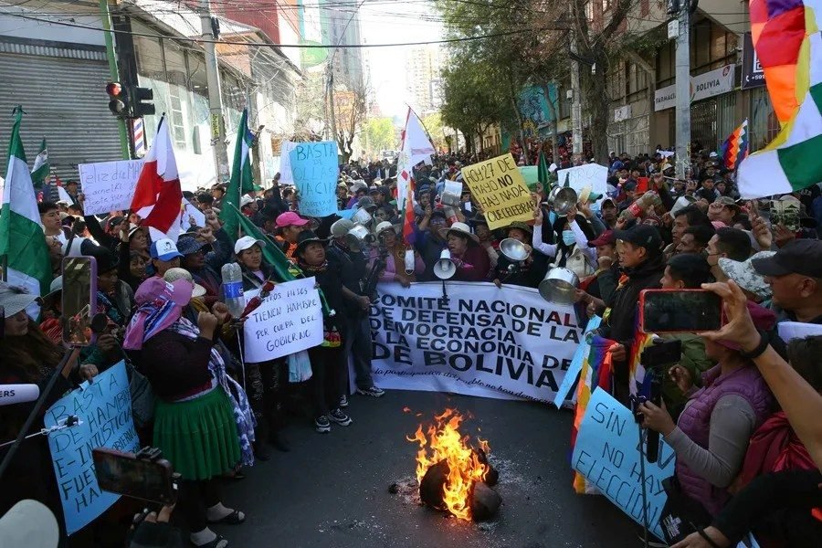 Seguidores de Evo Morales chocan con la Policía en su tercer día de protestas en Bolivia