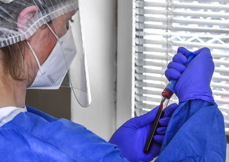 EE.UU. aprueba el primer test sanguíneo para ayudar en la detección del alzhéimer