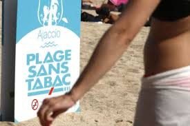 Francia multará desde julio a los fumadores en áreas con niños, como playas y parques
