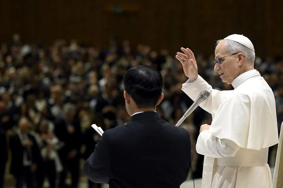 Papa León XIV Pide a la Curia Trabajar sin Prejuicios y con Dosis de Humor 