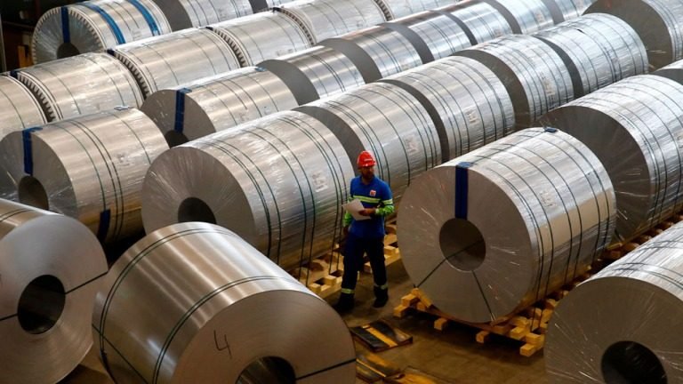 EEUU se dispone a doblar el arancel al acero y aluminio entre dudas sobre la negociación