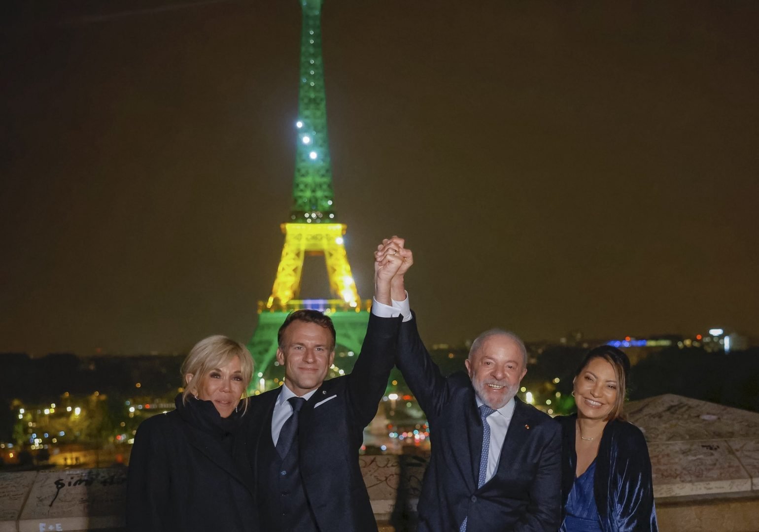 La Torre Eiffel se iluminó con los colores de Brasil al término del primer día de la visita de Estado de Lula a Francia