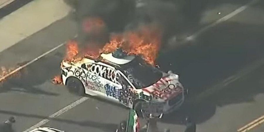Guardia Nacional de EEUU se enfrenta a manifestantes en Los Ángeles, incendian auto Waymo