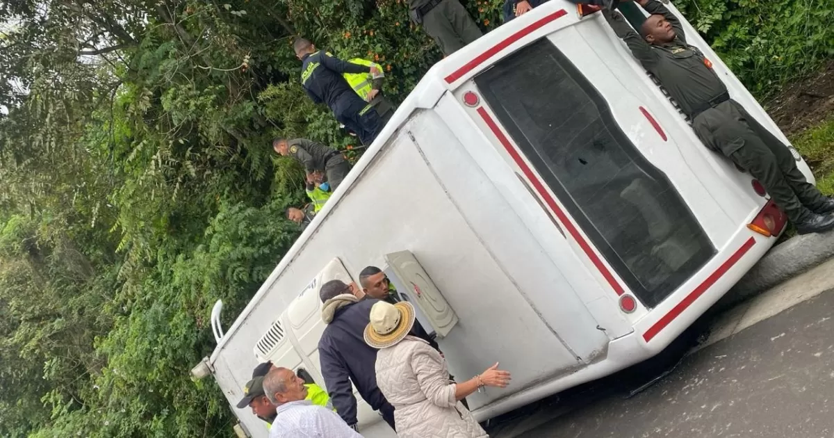 Bus con ESTUDIANTES se VOLCÓ en vía de CUNDINAMARCA
