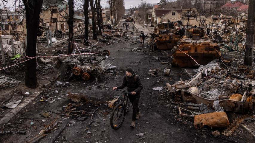 Rusia entregará en breve 6.000 cadáveres de soldados a Ucrania, según Exteriores