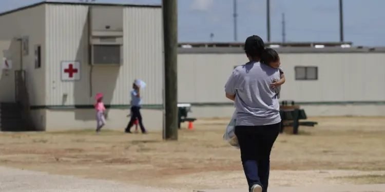 Pareja busca casarse dentro de una cárcel migratoria de EEUU para evitar la deportación