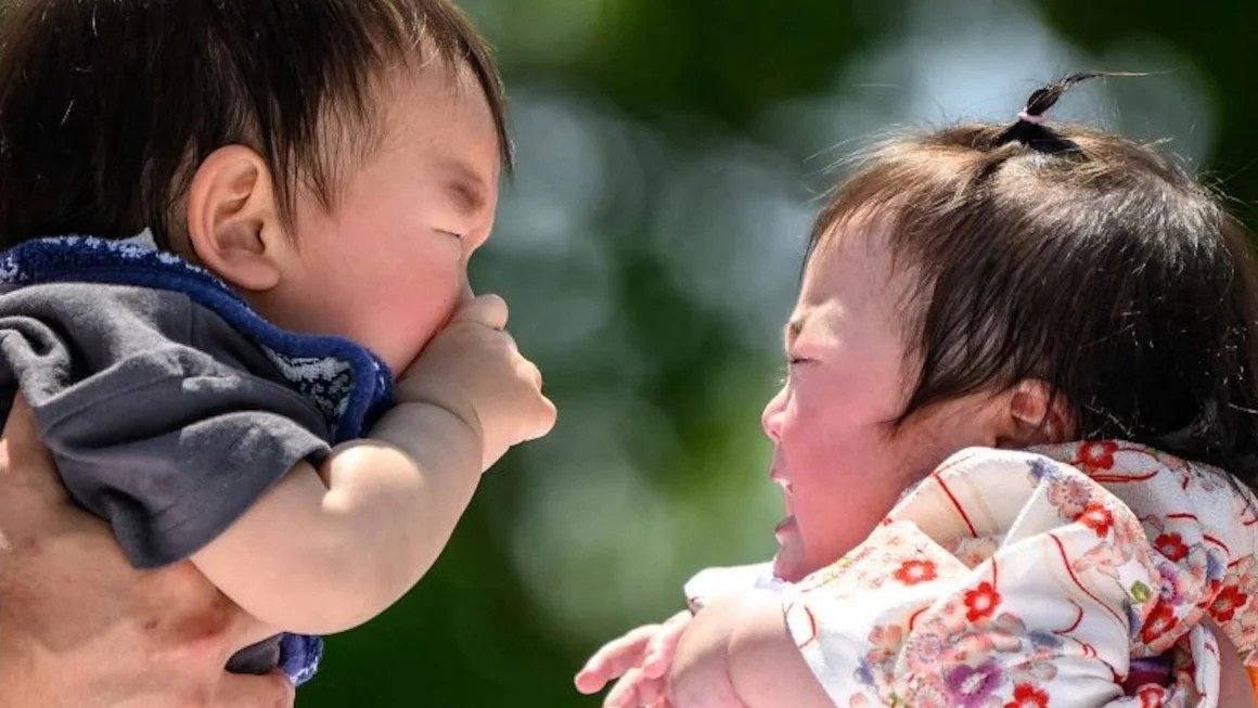 El número de nacimientos de japoneses cayó por debajo de 700.000 en 2024, un nuevo mínimo