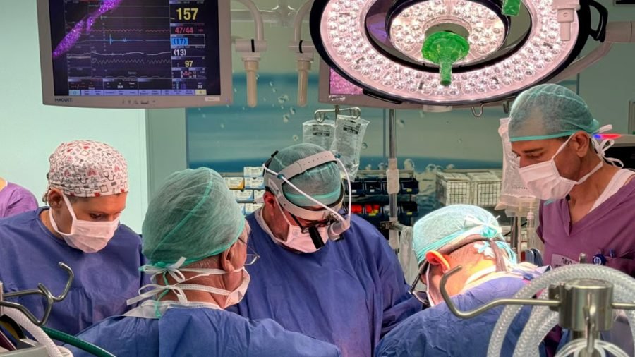 Trasplantan por primera vez en Israel un corazón completamente artificial