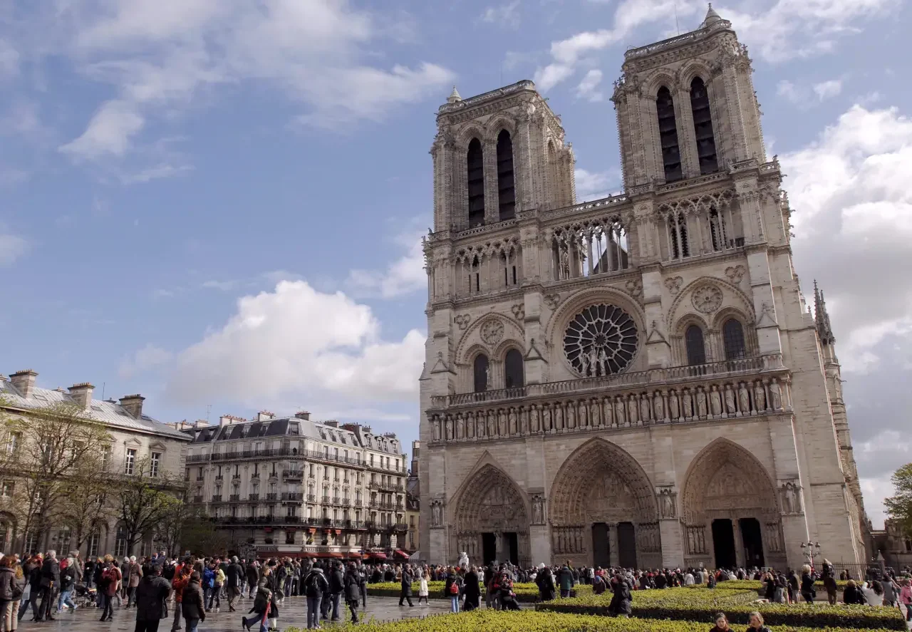 Notre Dame recupera las estatuas que adornan la base de la aguja tras seis años del incendio