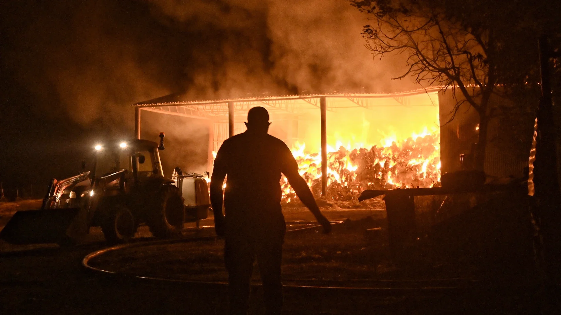 Ordenan evacuación de más de 5.000 personas de las afueras de Atenas por gran incendio
