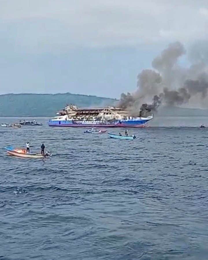 Tuvieron que lanzarse al mar: Incendio en un barco provoca la evacuación de cientos de pasajeros en Indonesia