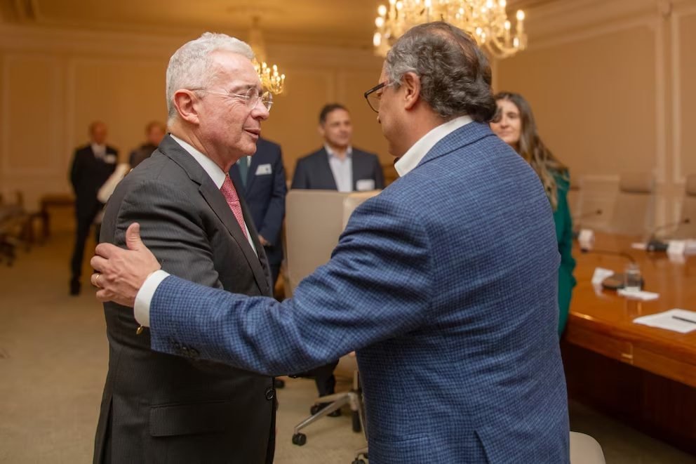Petro responde a Uribe y le propone un “pacto de la verdad”