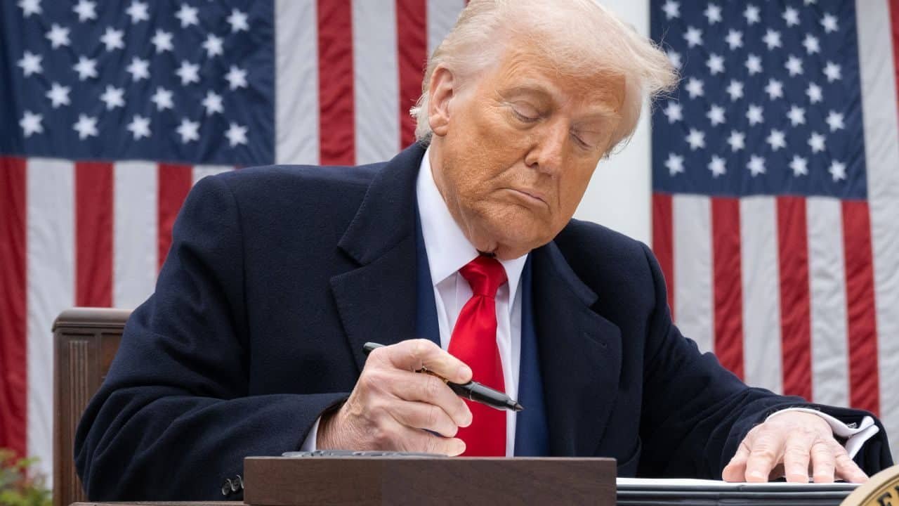 Trump anuncia que acuerdo comercial con Indonesia incluye aranceles de 19% y acceso a minerales críticos