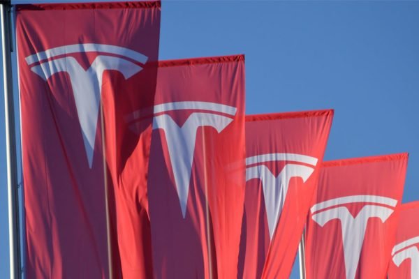 Acciones de Tesla caen más del 6% tras anuncio de Musk de un nuevo partido político en EEUU