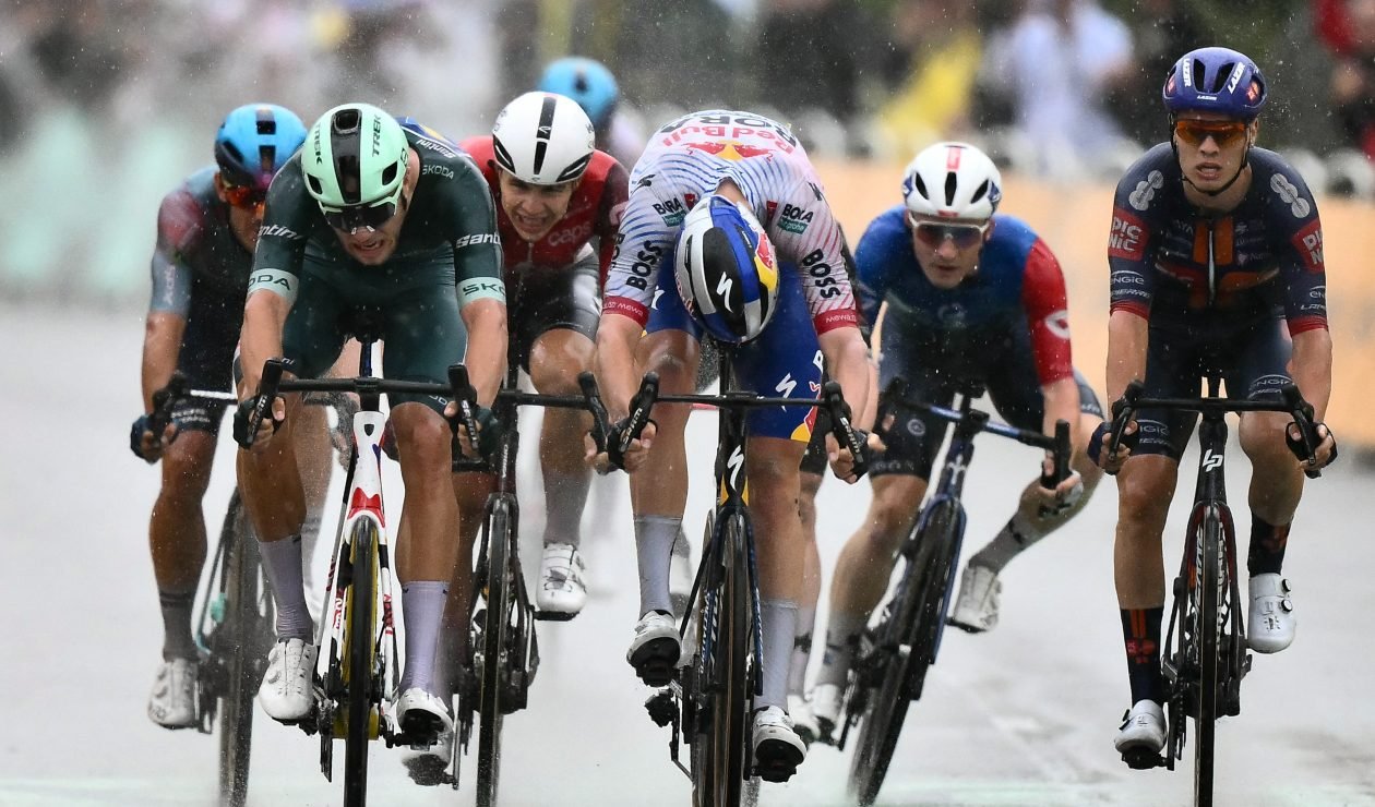 Jonathan Milan se impuso en una peligrosa y lluviosa etapa 17 del Tour de Francia