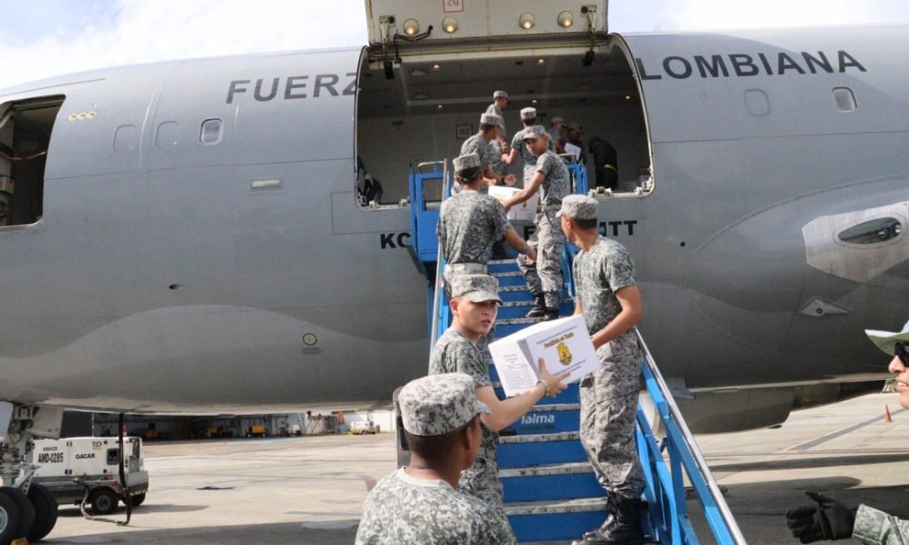 FAC transporta 22 toneladas de ayuda humanitaria a San Andrés por tormenta tropical Melissa
