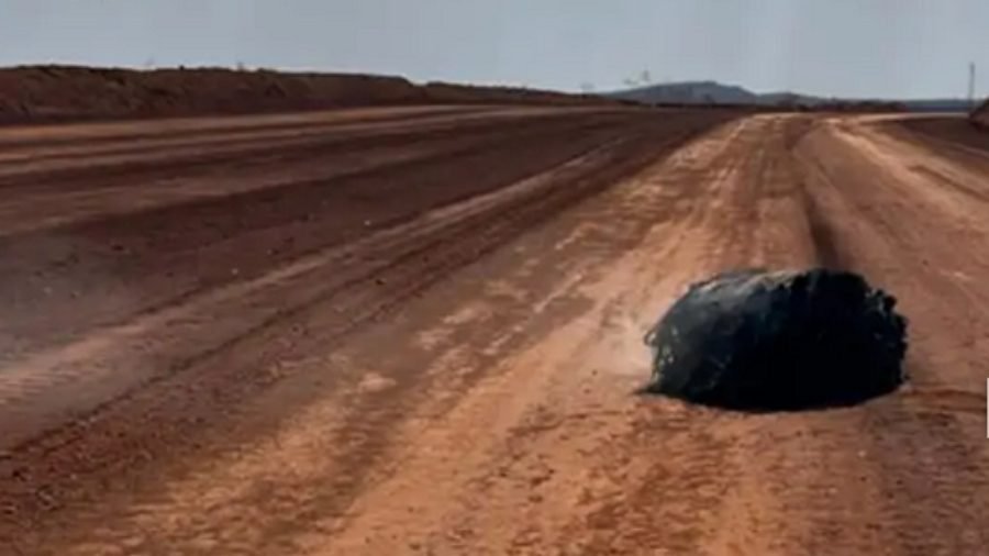 Australia investiga raro objeto en llamas que cayó del cielo